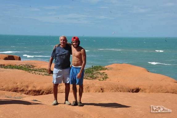 O pai e o sobrinho do Rodrigo em Canoa Quebrada, no litoral do Ceará